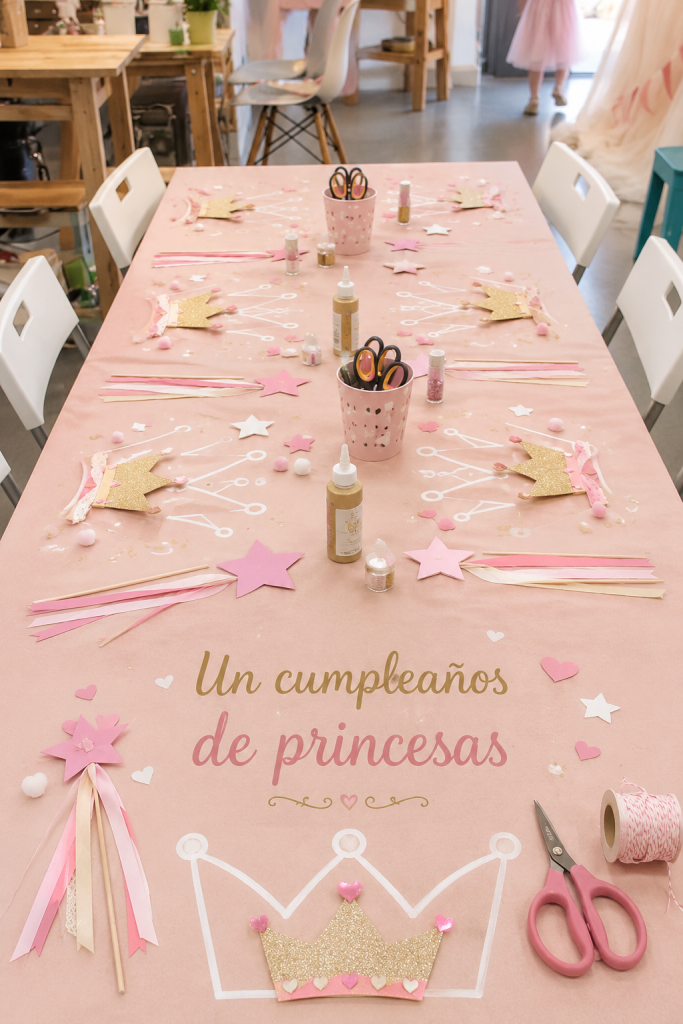 Fête d'anniversaire pour enfants sur le thème des princesses avec décorations colorées et gâteaux