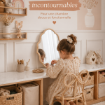 Une chambre d’enfant décorée dans un style chaleureux et créatif avec des jouets colorés et des couleurs douces.