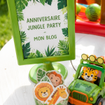 Fête d'anniversaire sur le thème de la jungle avec décorations colorées et enfants joyeux