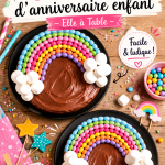 Un beau gâteau d'anniversaire décoré avec des couleurs vives et des bougies.