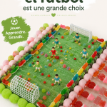 Une famille heureuse jouant au football ensemble dans un parc