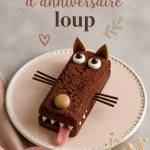 Un gâteau d'anniversaire en forme de loup décoré de crème et de fruits