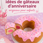 Gâteau d'anniversaire original décoré de fruits et de crème chantilly