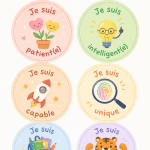 Un enfant appliquant des collants d'affirmations positives sur un mur coloré.