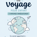 Carnet de voyage coloré et ludique pour enfants imprimé sur une table en bois.