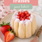 Une belle charlotte aux fraises adaptée aux bébés, servie dans un plat coloré.