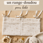 Un range-doudou coloré, cousu à la main, dans une chambre de bébé.
