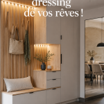 Dressing organisé avec des vêtements bien rangés et un éclairage agréable.