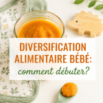 Bébé découvrant ses premiers morceaux de fruits lors de la diversification alimentaire.