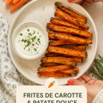 Assiette de frites de carotte et patate douce pour bébé, avec des légumes colorés en accompagnement.