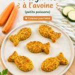Une assiette de galettes de légumes à l'avoine pour bébé, garnies de légumes colorés.
