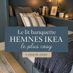 Un lit HEMNES IKEA joliment décoré avec des coussins et un plaid, créant une ambiance cosy.