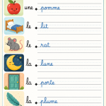 Un enfant en train d'apprendre les mots clés pour le CP avec un livre éducatif.