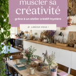 Femme souriante en plein atelier créatif mystère, illustrant la convivialité et l'inspiration