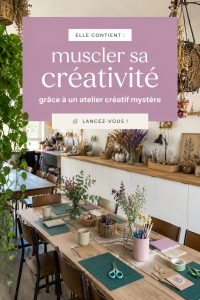 Femme souriante en plein atelier créatif mystère, illustrant la convivialité et l'inspiration