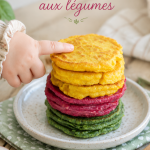 Pancakes aux légumes colorés prêts à être dégustés sur une assiette