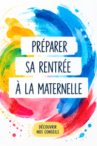 Enfant souriant préparant son sac pour la rentrée à la maternelle en regardant des fournitures scolaires.