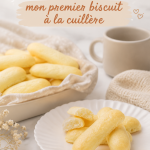 Recette de biscuits maison pour bébé à la cuillère, présentée sur une table en bois.