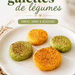 Galettes de légumes croustillantes servies avec une sauce