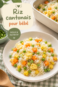 Un plat de riz cantonais coloré adapté pour les bébés, avec des légumes hachés.