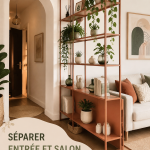 Une belle bibliothèque séparant un salon d'une entrée, apportant style et fonctionnalité.