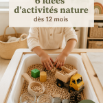 Un bébé explorant la nature avec sa mère, découvrant des fleurs et des feuilles.