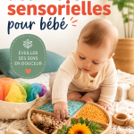 Un bébé jouant avec des jouets colorés lors d'une activité sensorielle.
