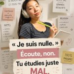 Un étudiant concentré en train de réviser avec des notes et un ordinateur.
