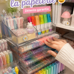 Une scène apaisante avec des articles de papeterie disposés sur une table.
