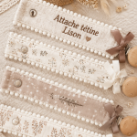 Attache tétine Lison en tissu coloré, pratique pour les bébés.