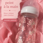 Un biberon peint à la main avec des motifs colorés pour bébé