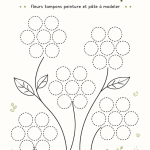Création colorée avec fleurs, tampons et pâte à modeler