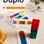 Un enfant jouant avec un busy bag rempli de briques Duplo
