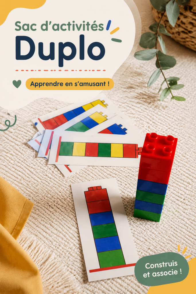 Un enfant jouant avec un busy bag rempli de briques Duplo