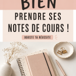 Un élève prenant des notes lors d'un cours avec un carnet et un stylo.