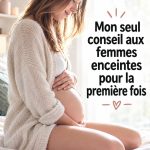 Femme enceinte souriante se tenant le ventre, exprimant la joie de la maternité.