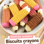 Cookies en forme de crayons colorés sur une assiette, parfaits pour la rentrée scolaire.