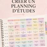Planning de révisions coloré et bien organisé sur un bureau avec des fournitures scolaires.