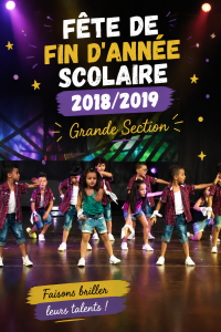 Enfants s'amusant lors d'une fête de fin d'année en Grande Section.