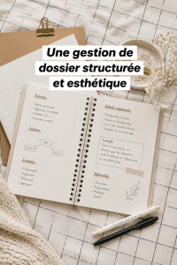 Un bureau bien organisé avec des documents structurés de manière esthétique.