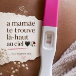 Un hommage touchant à maman avec des fleurs et des souvenirs