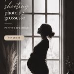 Femme enceinte posant avec un sourire lumineux lors d'un shooting photo en extérieur, mettant en valeur son ventre rond.