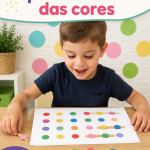 Un enfant joue à un jeu de couleurs Montessori avec des cartes colorées.