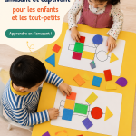Un groupe d'enfants jouant ensemble à des jeux de société colorés dans un salon lumineux.