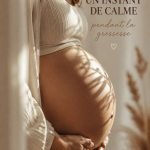 Une future maman se détend dans un coin paisible de son intérieur, entourée de fleurs et de lumière douce.