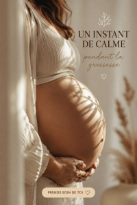 Une future maman se détend dans un coin paisible de son intérieur, entourée de fleurs et de lumière douce.