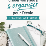 Adolescent en train de planifier son emploi du temps scolaire sur un carnet.