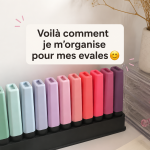 Illustration d'une famille s'organisant pour la rentrée scolaire avec des calendriers et des livres.