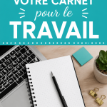 Une personne organise son carnet de travail avec des stylos colorés et des notes.