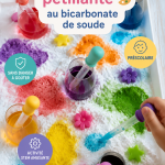 Enfants s'amusant à peindre avec une peinture pétillante à base de bicarbonate